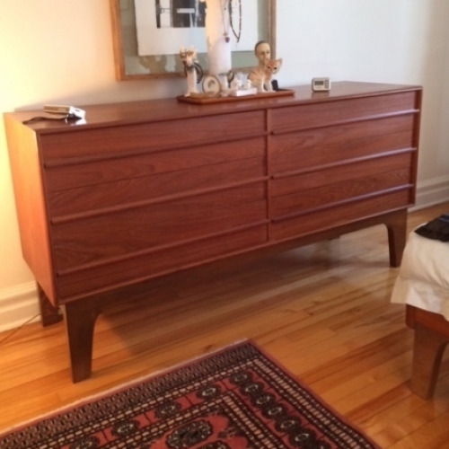 meuble avec tiroirs de style mid century